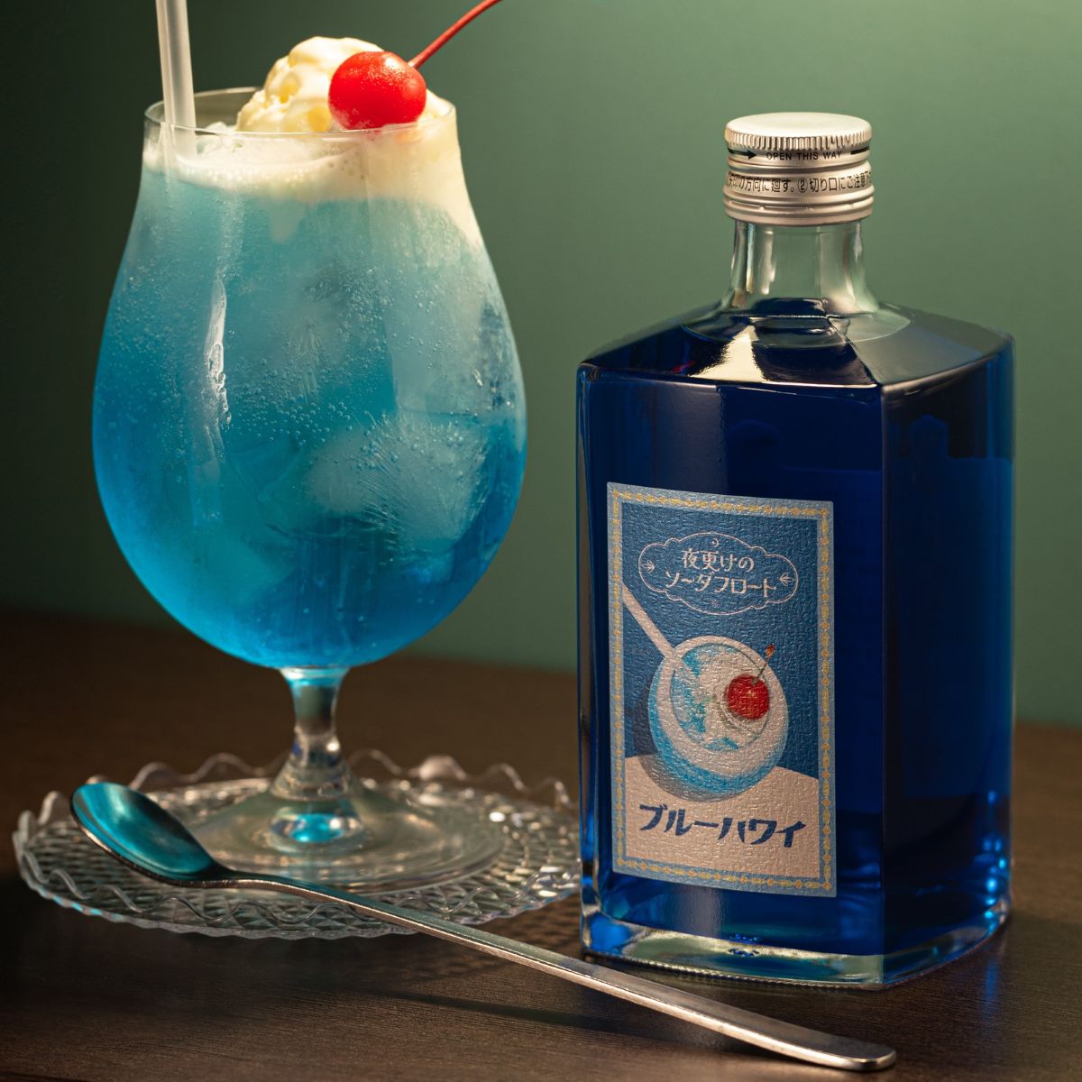 夜更けのソーダフロート ブルーハワイ – ユニークなお酒との出会い 酒
