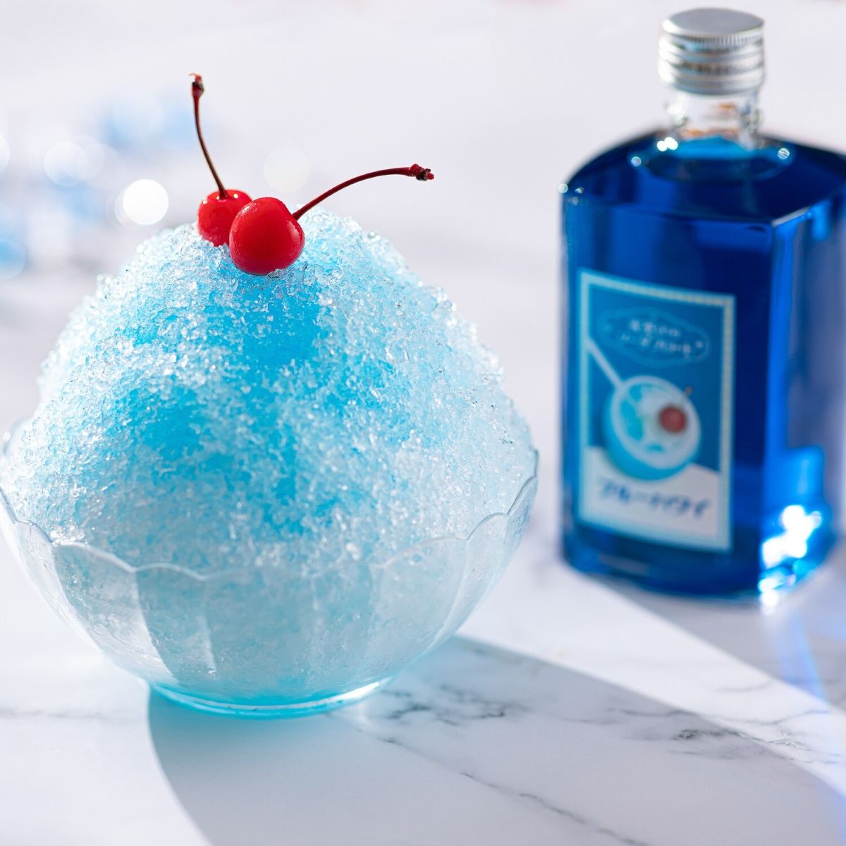 夜更けのソーダフロート ブルーハワイ – ユニークなお酒との出会い 酒