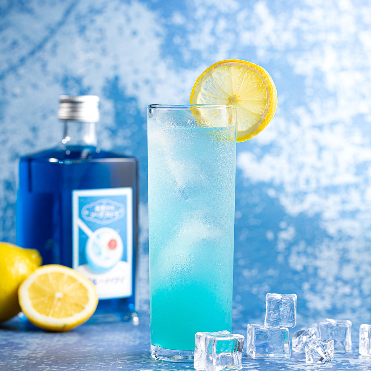 夜更けのソーダフロート ブルーハワイ – ユニークなお酒との出会い 酒